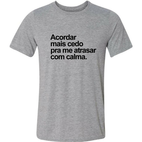 Camiseta Cinza Frase Acordar Mais Cedo Pra Me Atrasar Calma