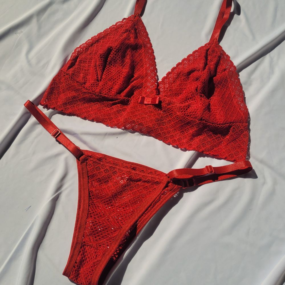 Conjunto Sexy Calcinha Fio Dental e Sutiã Sem Bojo em Renda Lingerie