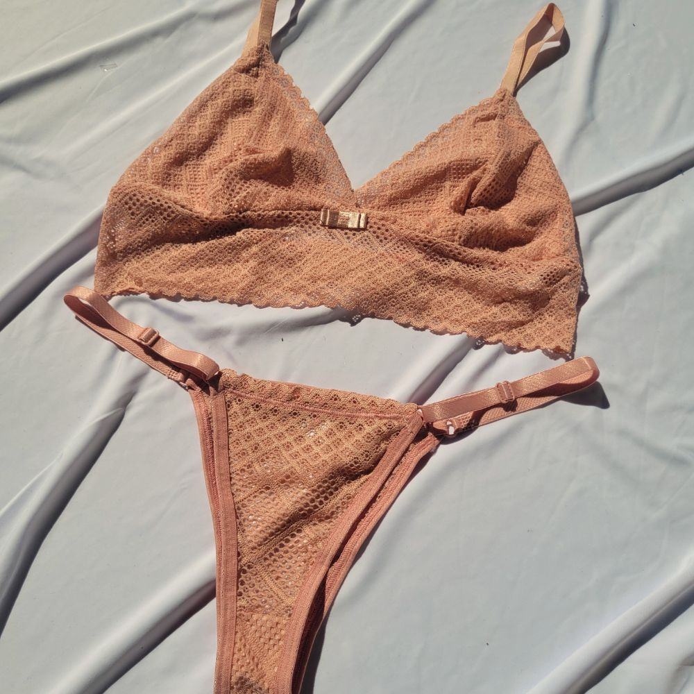 Conjunto Sexy Calcinha Fio Dental e Sutiã Sem Bojo em Renda Lingerie Sensual Rendada Moda Íntima