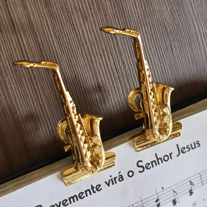 Par de prendedores luxo partituras hinário modelo Mini Sax alto