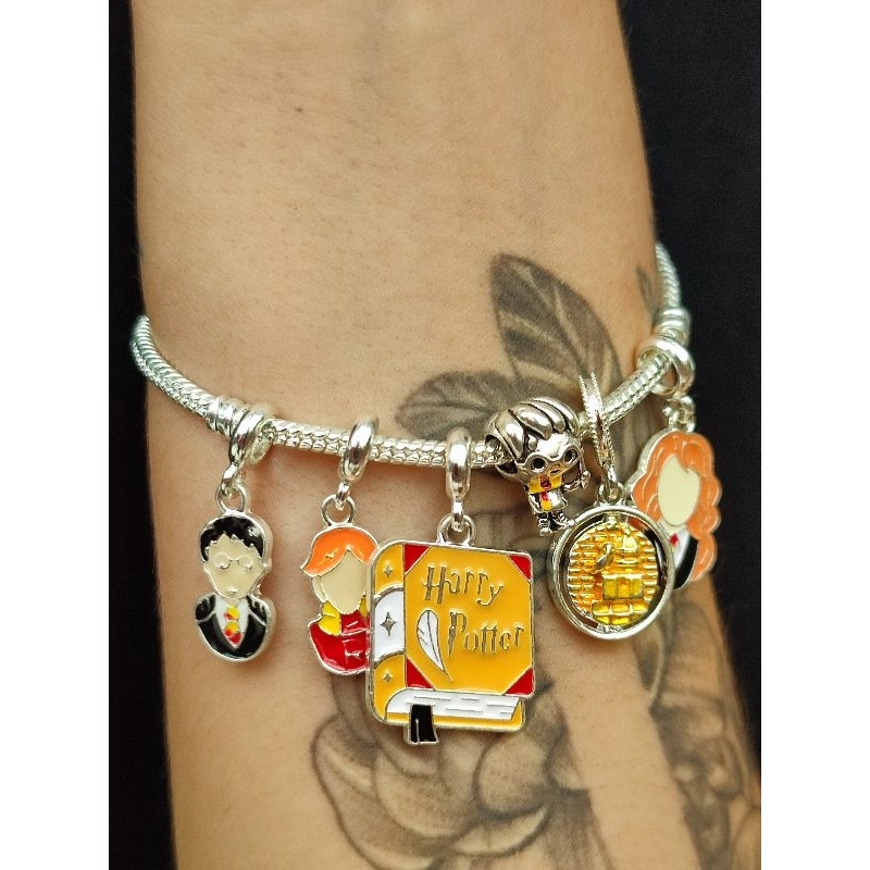 Pulseira Berloques Banhada A Prata Harry Potter Hermione Ron