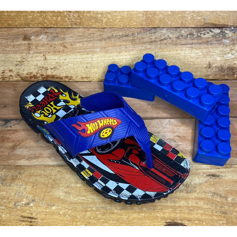 chinelo infantil de personagens Hot wheels Homem Aranha Capitão