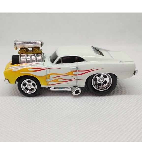 Miniatura Muscle Machine 1969 Dodge Charger Hot Rod Branco Inflamado Raro Shopee Brasil
