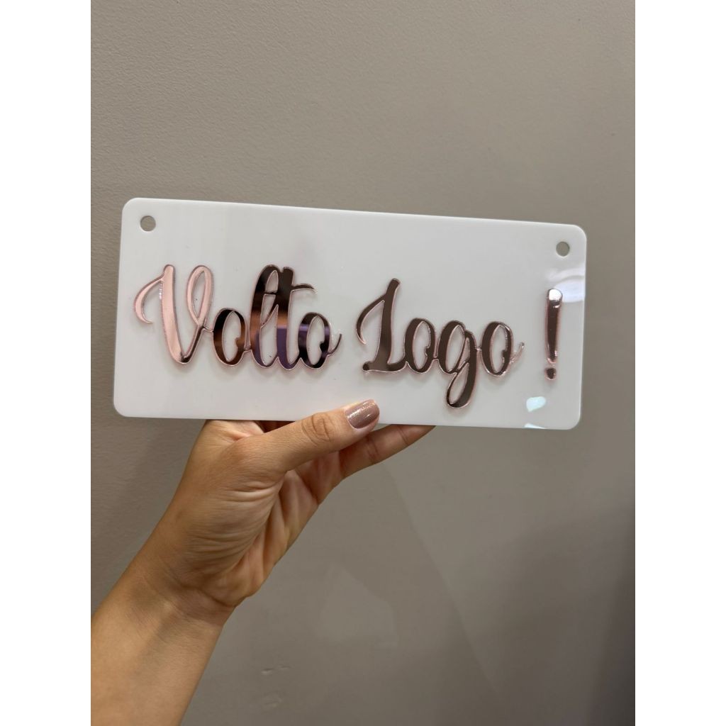 PLACA SINALIZADORA VOLTO LOGO EM ACRÍLICO ESPELHADO PRETO DOURADO