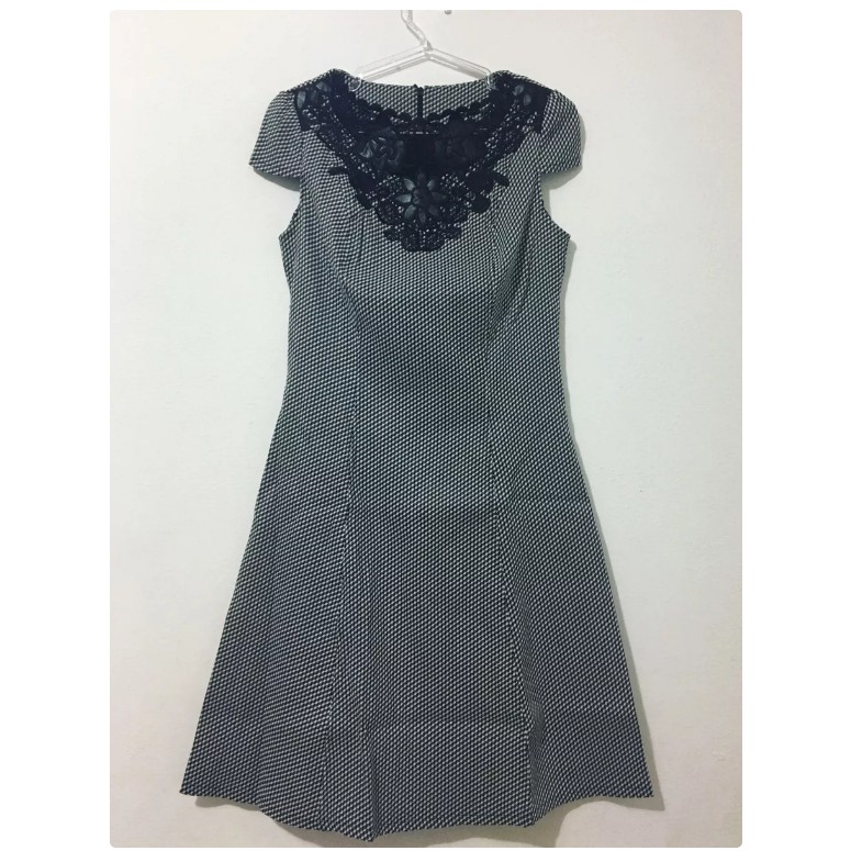 vestido cinza branco preto renda rosas longuete tamanho p midi