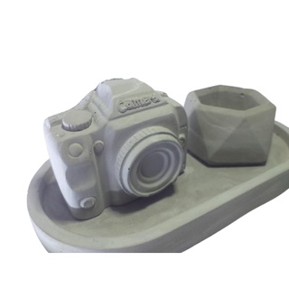 Adorno Fotógrafo Câmera e Vasinho com Base de Cimento Premium MALEOGA