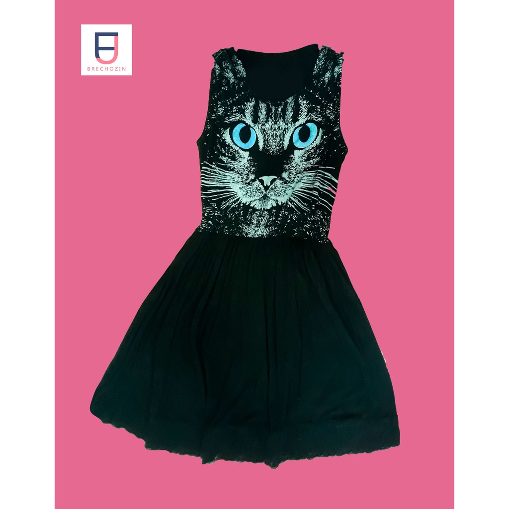 Gato ninja olhos azuis vestido preto