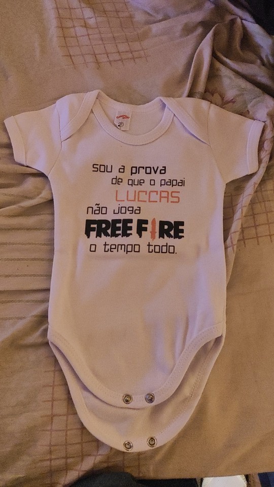 Body Sou A Prova Que O Papai Não Joga Free Fire O Tempo Todo Com Nome na  Camiseteria S.A.