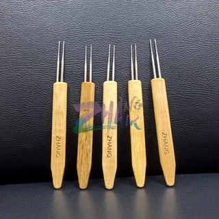Uma AGULHA PARA DREAD Duas pontas de aço de alta resistência Cabo de madeira resistente Moderno Confortável Perfeito para a fixação de dreadlocks Tamanho portátil e leve