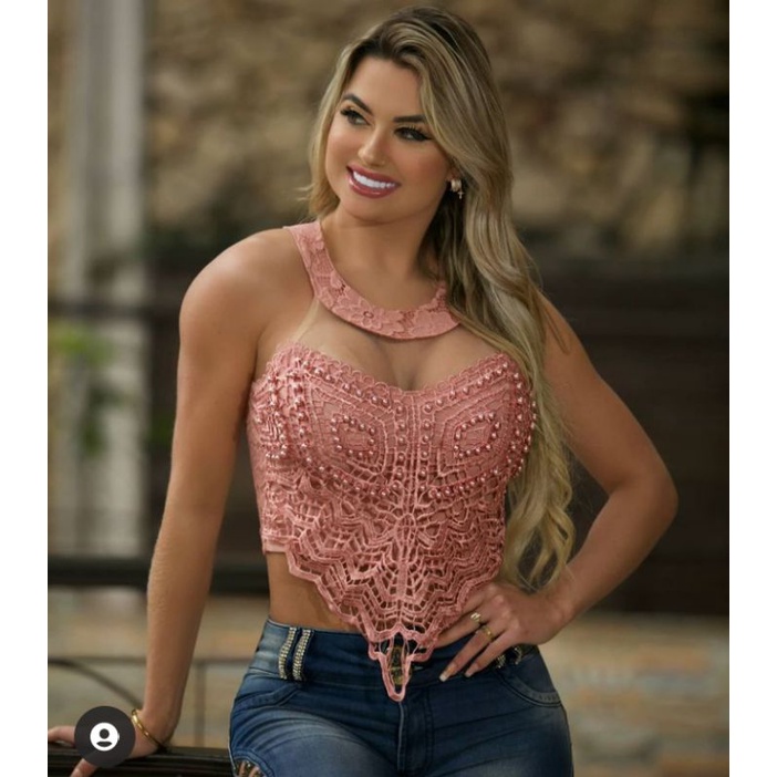 Modelo de sale blusinha de renda