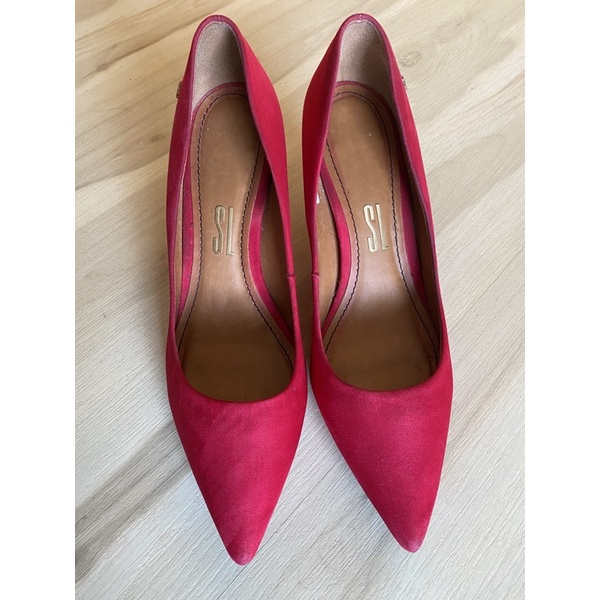 Scarpin vermelho best sale de camurça