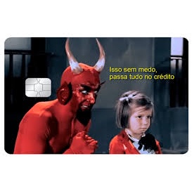 Película Adesiva Geek Cartão de Crédito e Débito MEME Diabo Isso Sem Medo Passa Tudo No Crédito