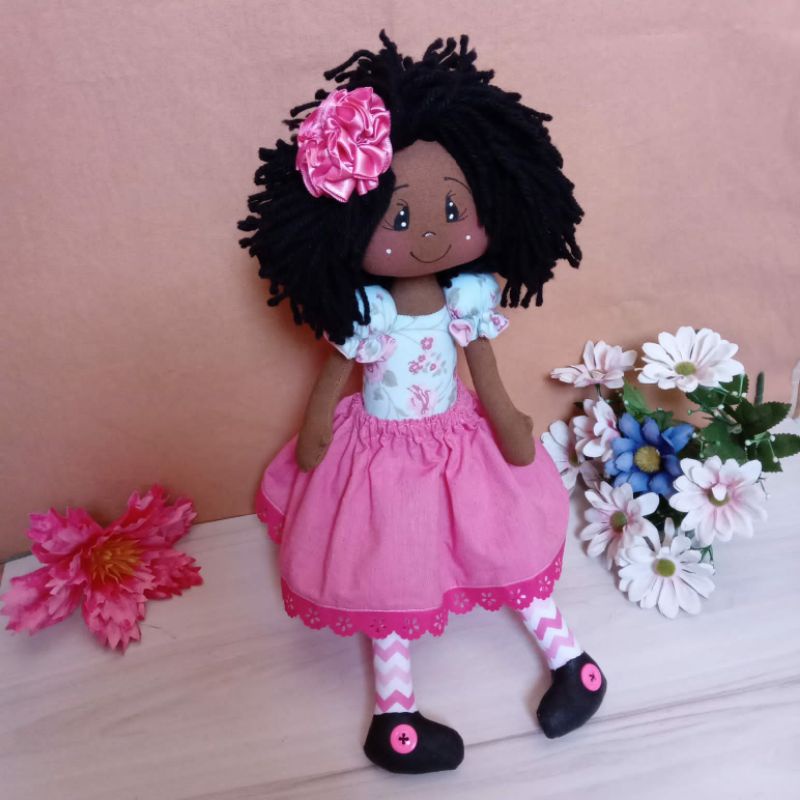 Oblee Marketplace  Boneca de Pano Negra Lili Com Troca de Roupa