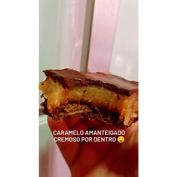 Close lateral de uma torta mordida revelando a camada espessa de caramelo amanteigado e base de massa