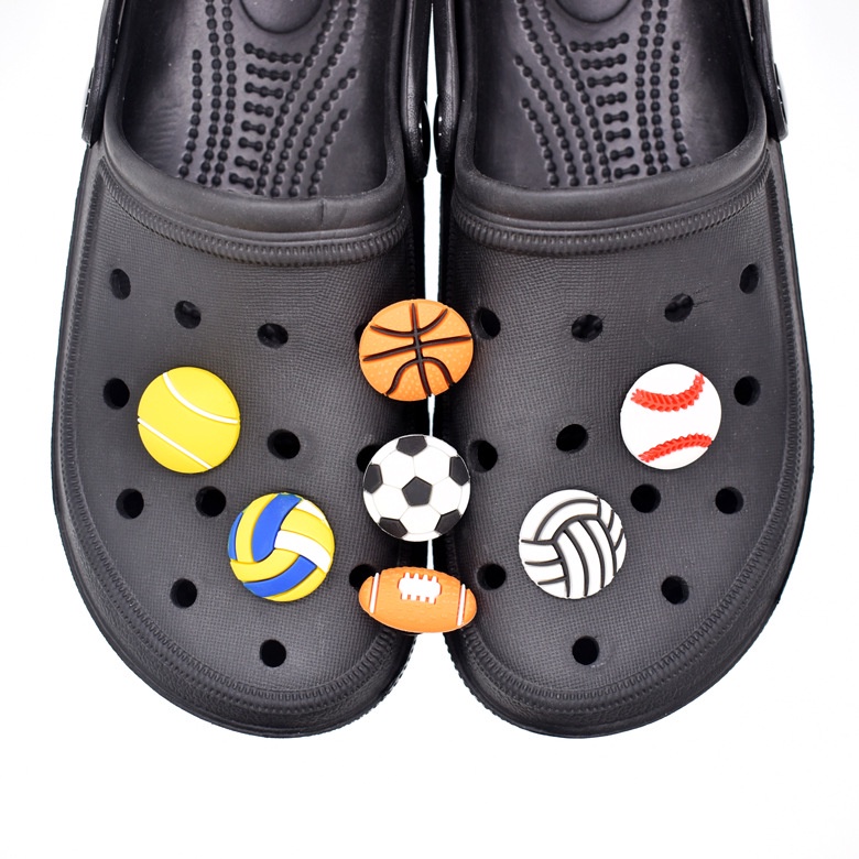 Breloque crocodile de football