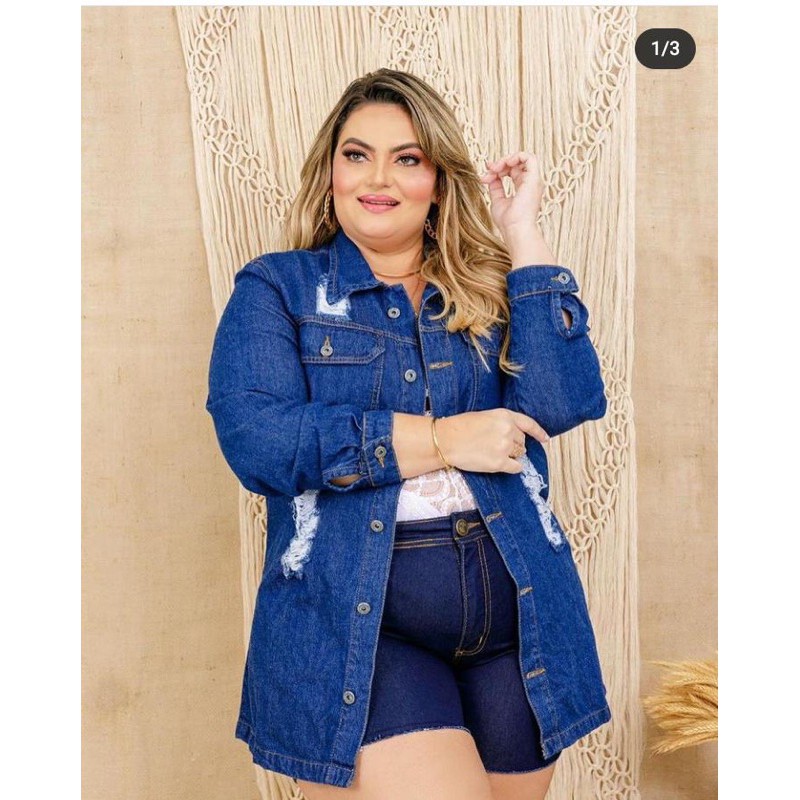 Roupa de balada plus size: jeans rasgado e blusa metalizada