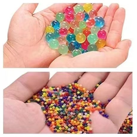 Brincar com bolinhas de gel coloridas - Water Beads