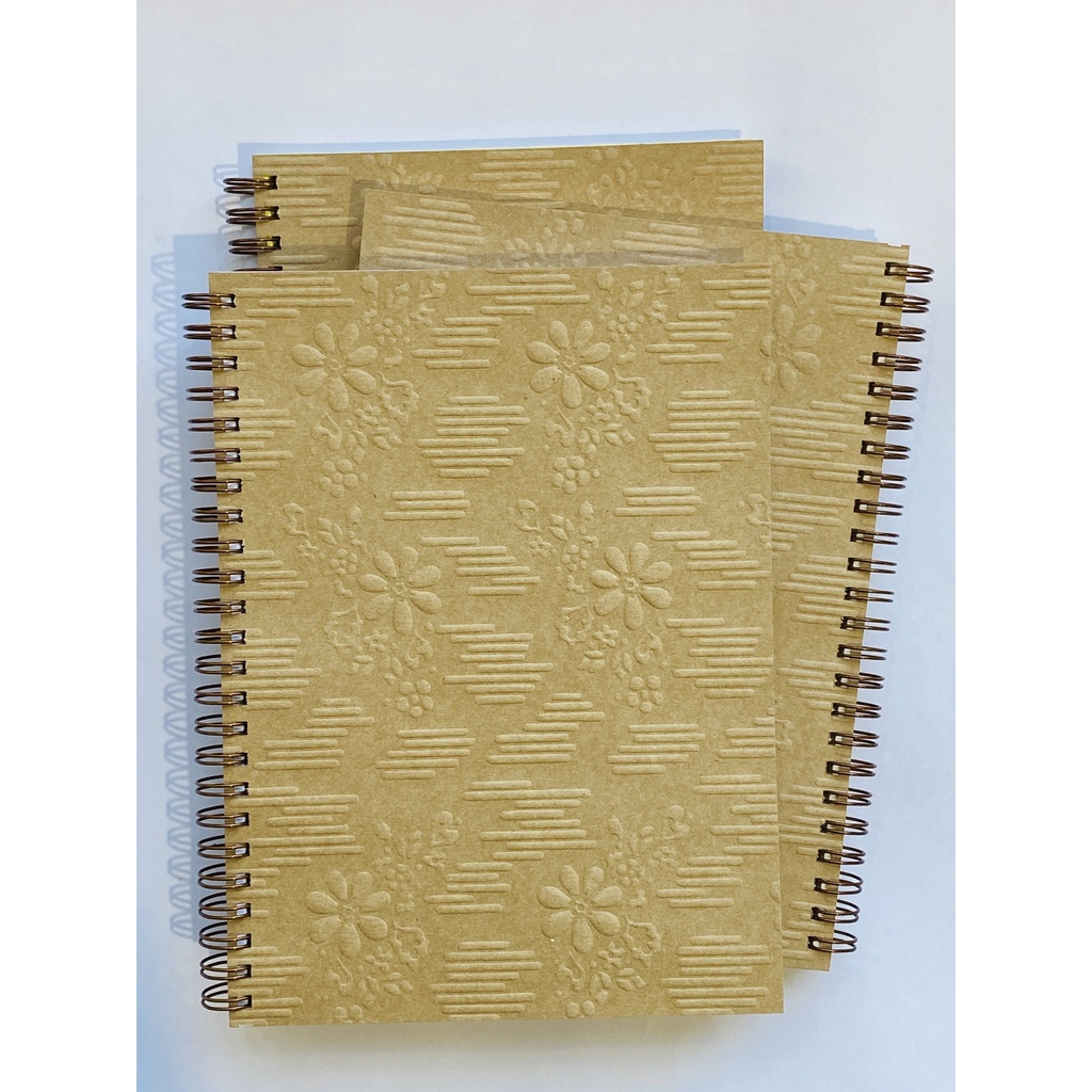Caderno A5 (Capa Kraft Texturizada - Flores Riscadas)