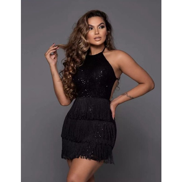 Vestido preto com store franja na barra