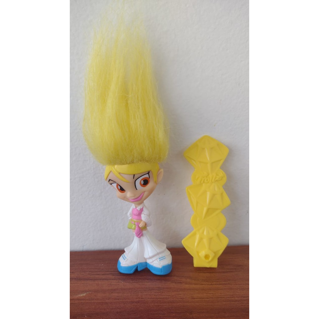Boneca Trolls Trollz Bratz cabelo amarelo Mcdonalds com um enfeite