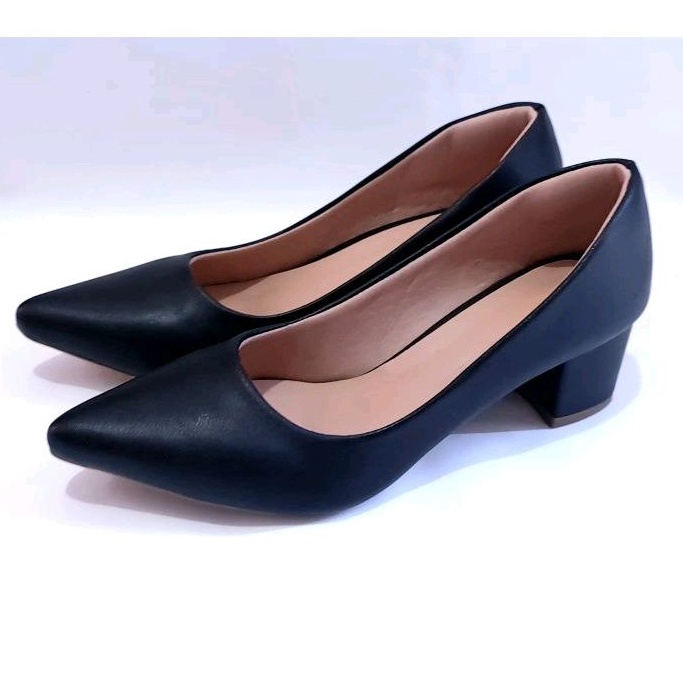 Scarpin feminino preto fosco salto baixo grosso