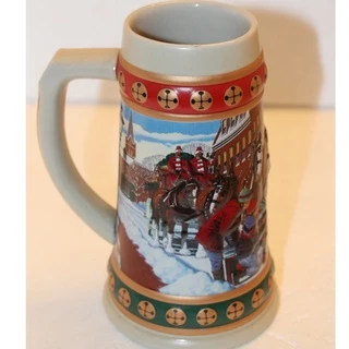 CANECA CHOPP PORCELANA BUDWEISER HOLIDAY STEIN COLLECTION 1993 HOMETOWN HOLIDAY 18CM CERAMARTE ANHEUSER BUSCH