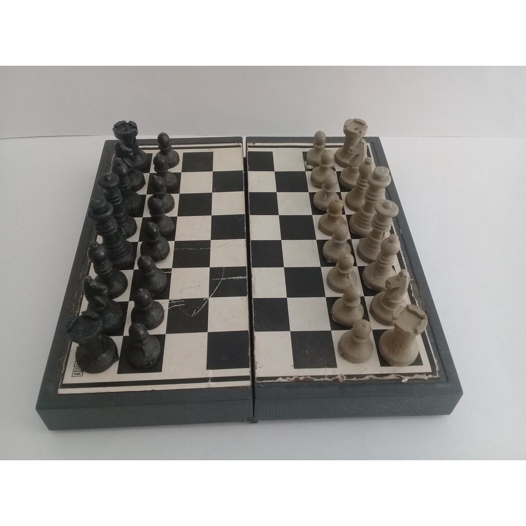Caixa de presente fechada com jogo intelectual de xadrez e esporte isolado  no fundo branco fechamento