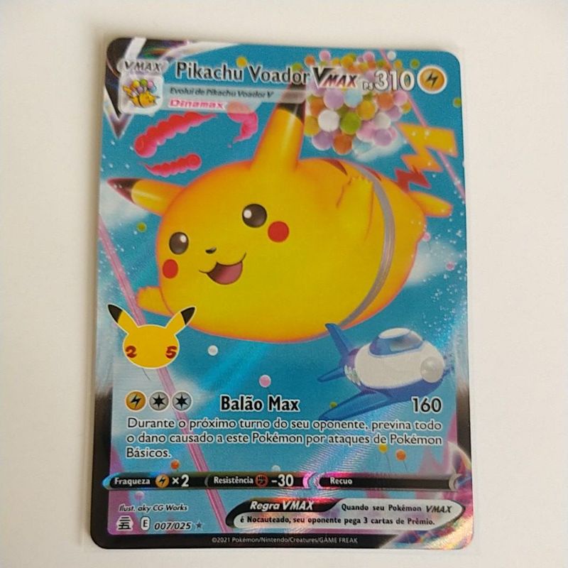 Carta Pokémon Pikachu Voador Vmax (007/025) - 25 Anos