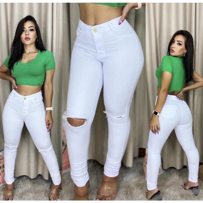 Calça branca com store rasgo no joelho