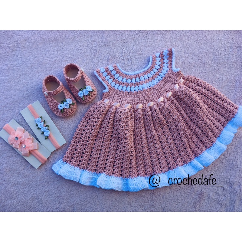 Conjunto Vestido, Sapatinho e Tiara para Bebê em Crochê