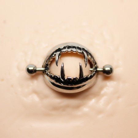 Piercing de Mamilo Vampire