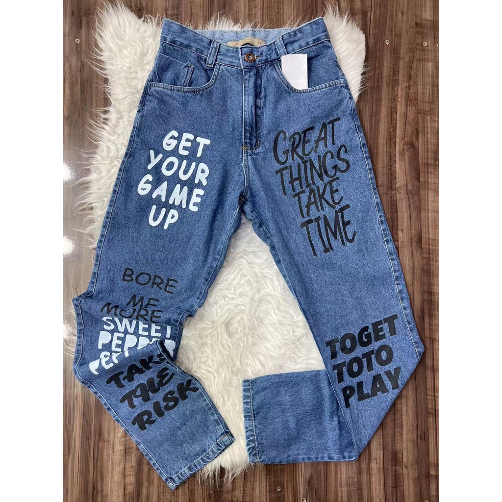 Calça Mom Jeans Com Escritas Letras Feminina | Shopee Brasil