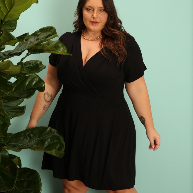 Vestido Transpassado com Pregas Plus Size Feminino Confortável Casual Preto  103745