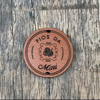 Etiqueta 2,5 x 2,5 cm em couro sintético personalizada com sua logomarca
