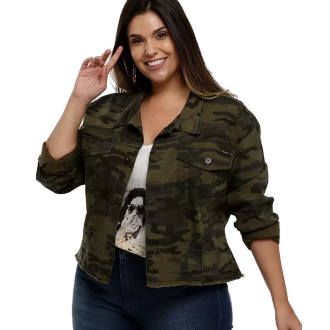 Jaqueta cropped camuflada plus size