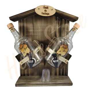 Pingometro Chalé da Cachaça em Madeira com 2 Garrafas Redondas e 1 Copo para Área de Churrasco