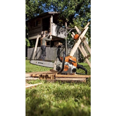 STIHL - Recomendada para atividades de corte de lenha, poda, serviços leves  e uso ocasional em pequenas propriedades, a motosserra STIHL MS 170 possui  elementos que facilitam a operação, além do desenho