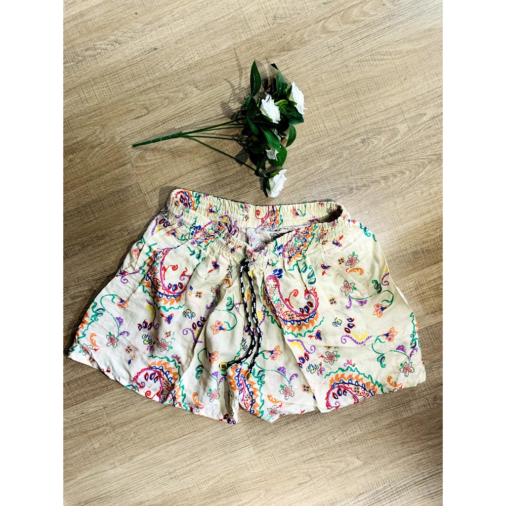 Short Feminino Soltinho Florido em Viscose Com Cordão de Regulagem ...
