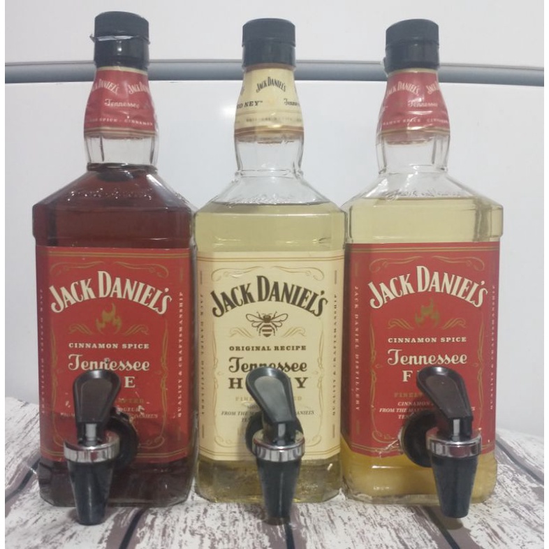 Garrafa vazia de Jack Daniels com torneirinha.