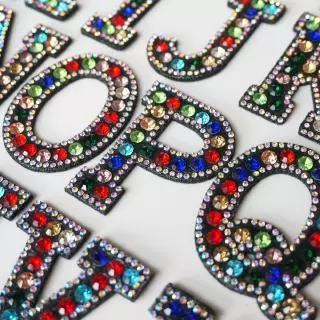 A-Z Rhinestone Alfabeto Colorido Inglês Letra Coser Ferro Em Patch Badges Bag Hat Cap Jeans Vestuário Tecido Applique DIY Craft