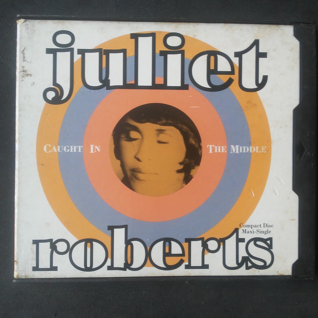 CD JULIET ROBERTS CAUGHT IN THE MIDDLE | Shopee Brasil