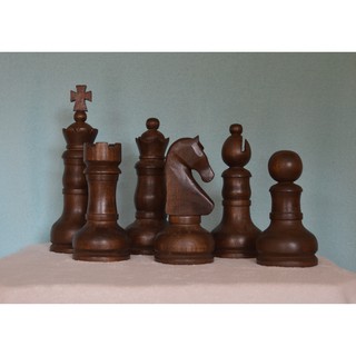Xadrez com peças em madeira – Planeta R