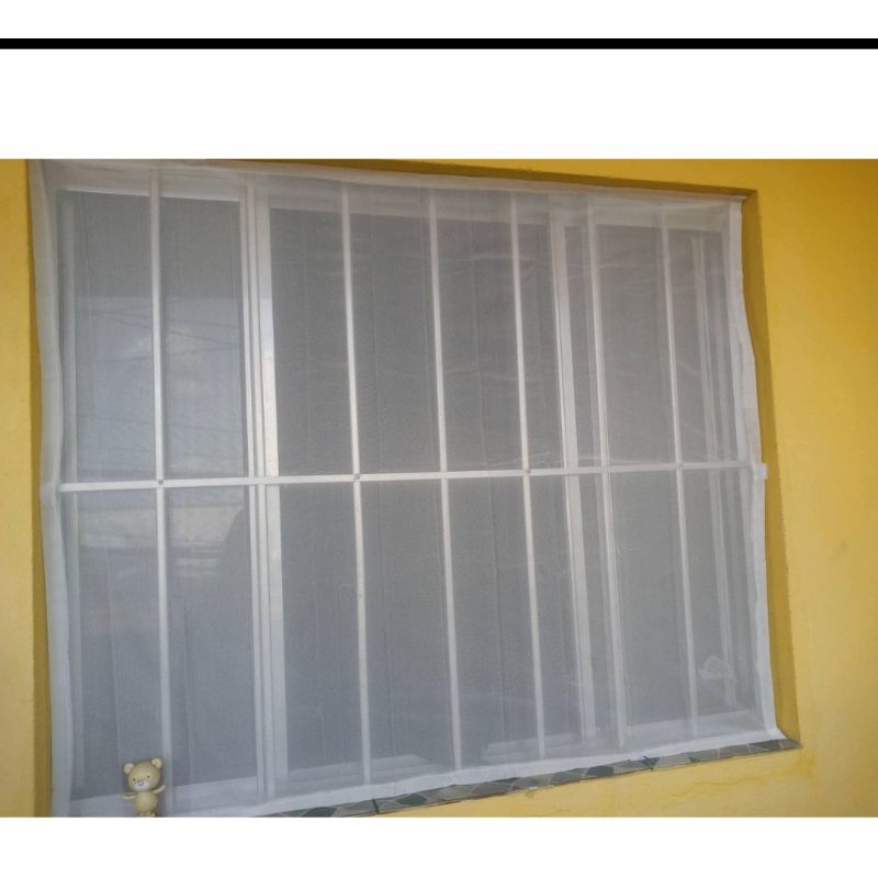 Tela mosquiteira para janela 1,20x1,20 com fecho de contato costurados.