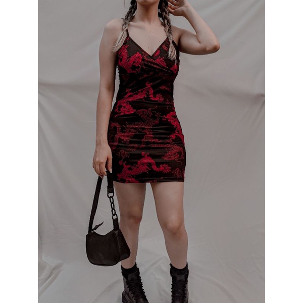 Vestido vermelho com detalhe hot sale preto