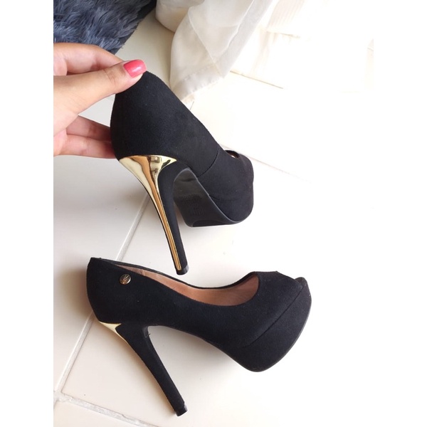 Sapato vizzano preto com hot sale dourado