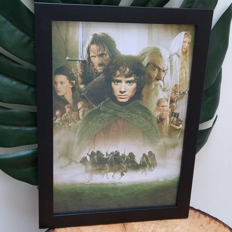 Quadro Decorativo Com Moldura E Vidro O Senhor Dos Anéis A Sociedade Do Anel Frodo Gandalf 