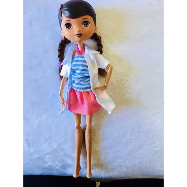 Boneca De Pelúcia Média Menina Doutora Brinquedos - Personagem Do Desenho  Infantil Disney - 28 Centímetros De Altura - Long Jump (LJP14182P) em  Promoção na Americanas