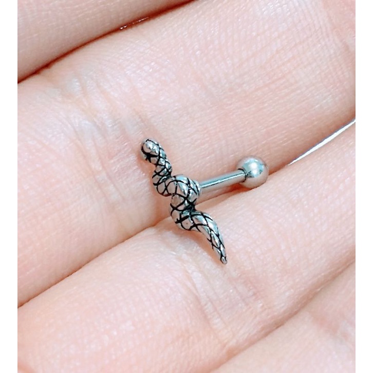 Piercing tragus snake prata