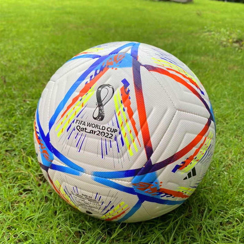 Bola promocional para o jogo Pro Evolution Soccer em segunda mão durante 9  EUR em San Fernando de Henares na WALLAPOP