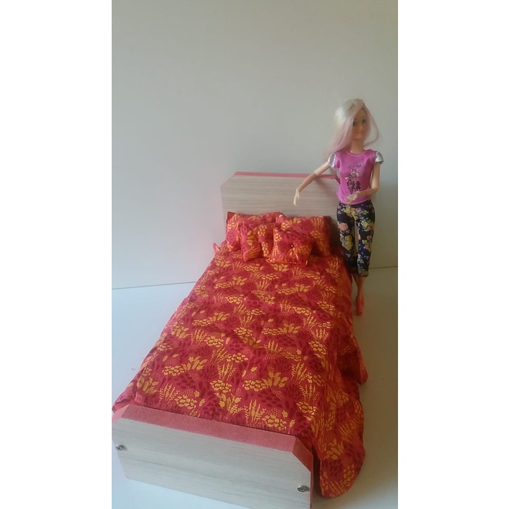 Cama para Barbie em Madeira com Colchão e Jogo de Cama de Peças
